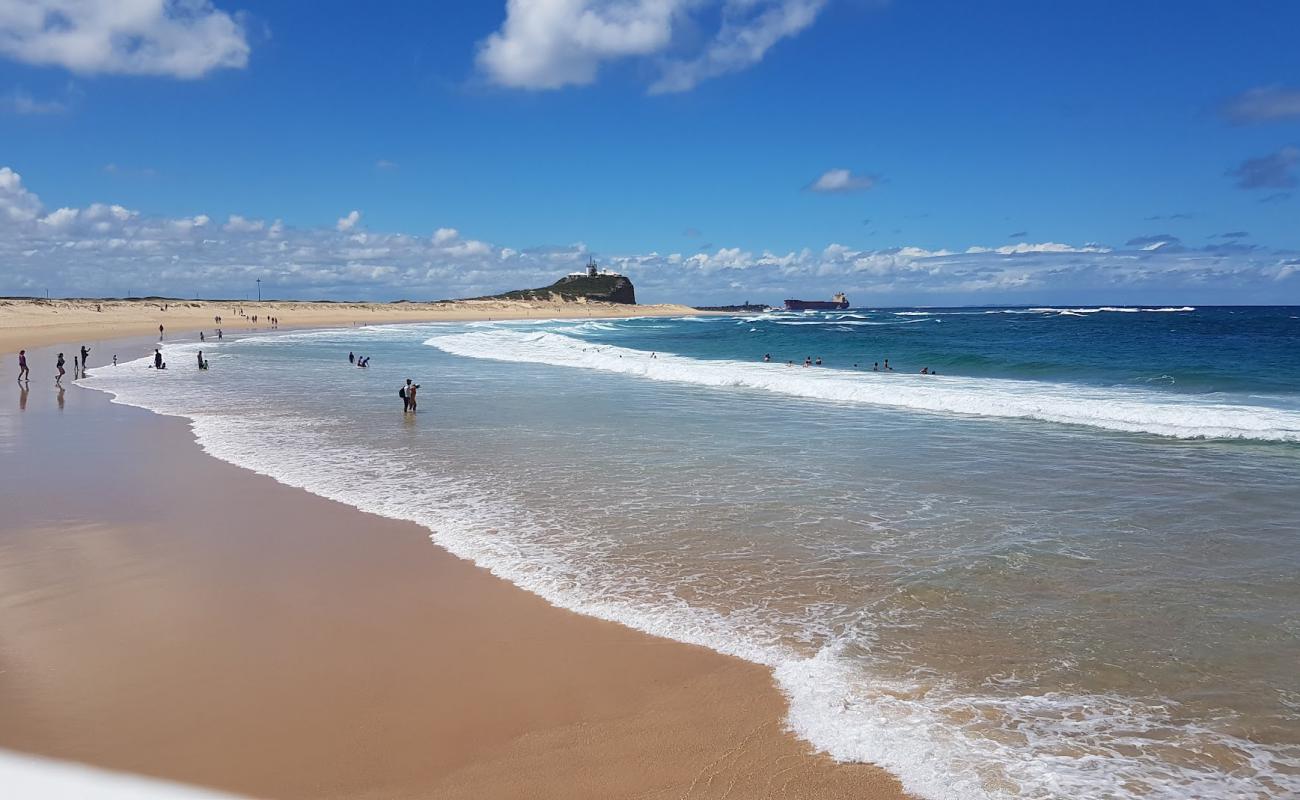 Photo de Nobbys Beach avec sable lumineux de surface