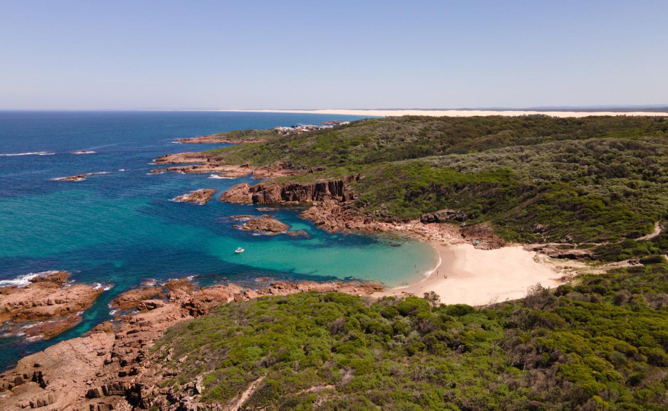 Photo de Kingsley Beach avec sable beige de surface
