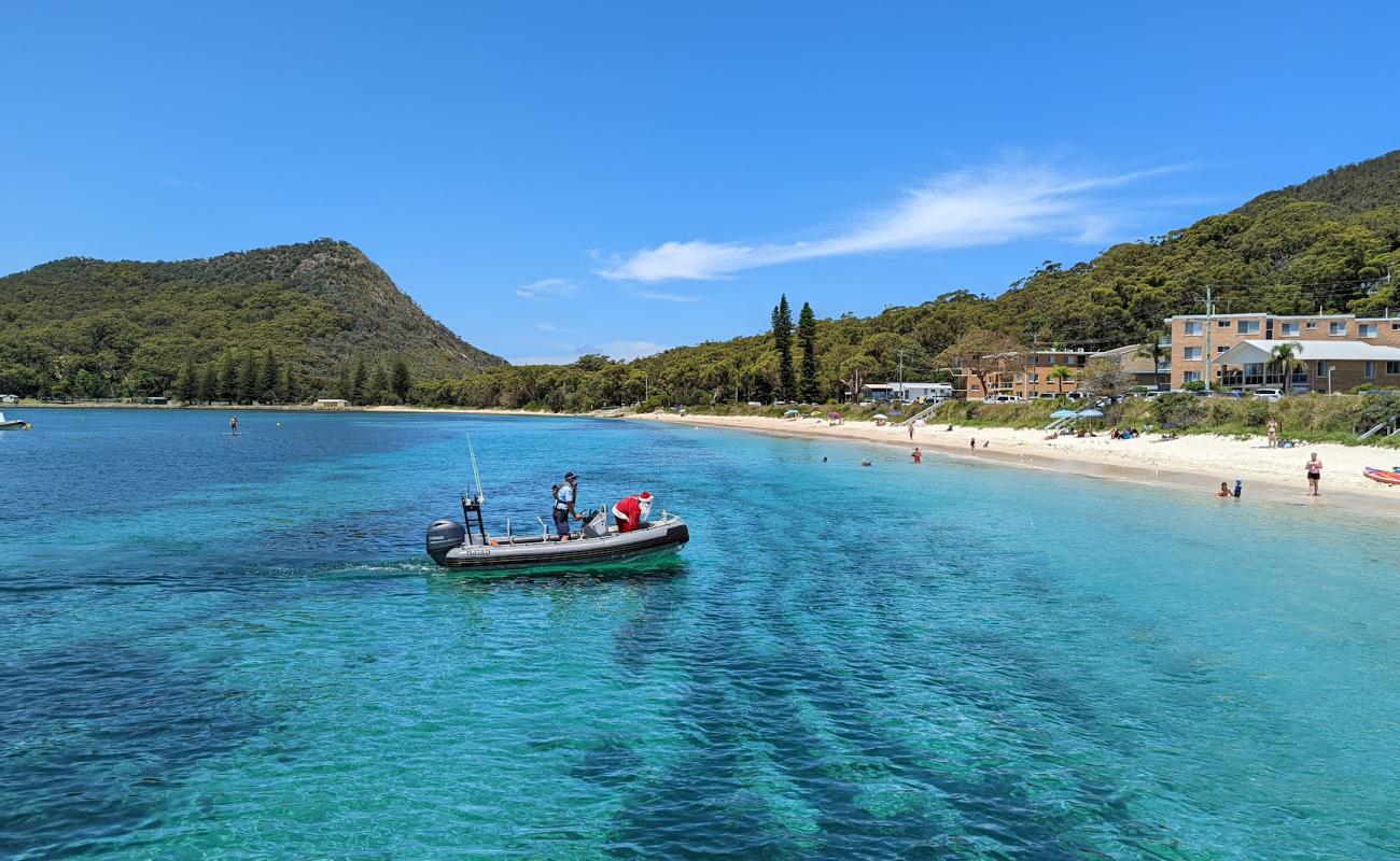 Photo de Shoal Bay Foreshore Reserve avec sable fin et lumineux de surface