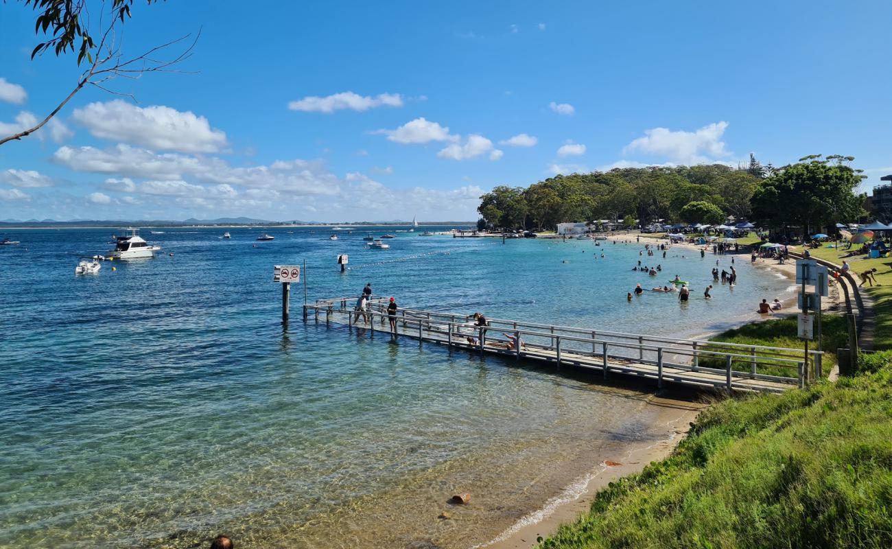 Photo de Little Beach Nelson Bay avec sable lumineux de surface