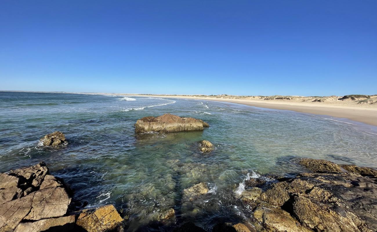 Photo de Wanderrabah Beach avec sable beige de surface