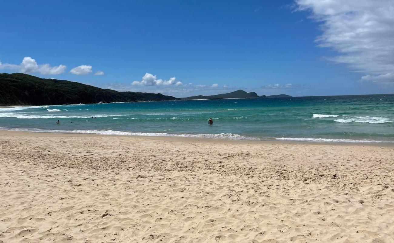 Photo de Treachery Beach avec sable beige fin de surface