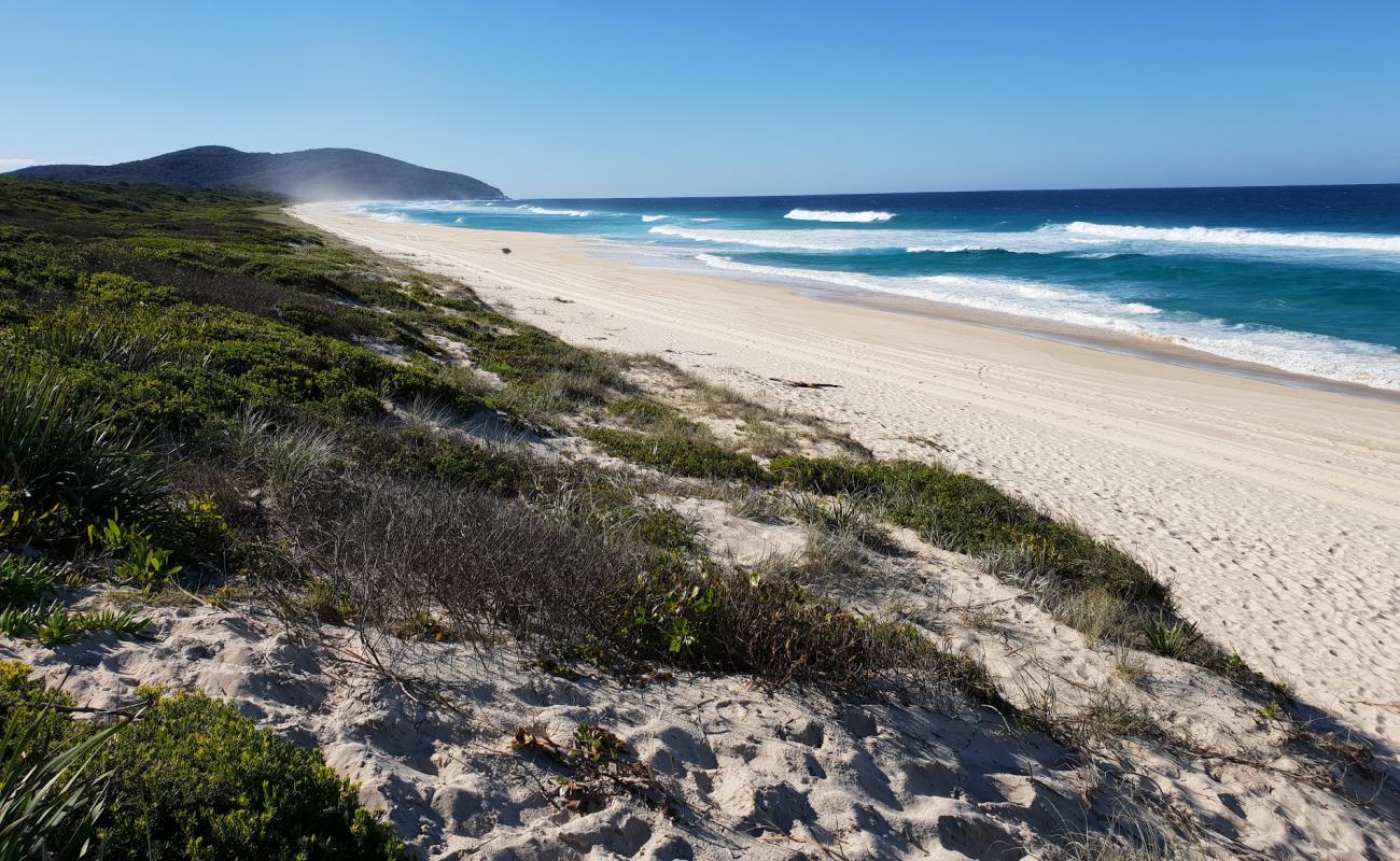 Photo de Seven Mile Beach avec sable beige fin de surface