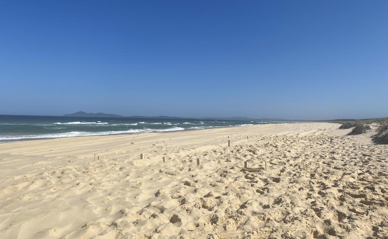 Photo de Nine Mile Beach avec sable beige fin de surface