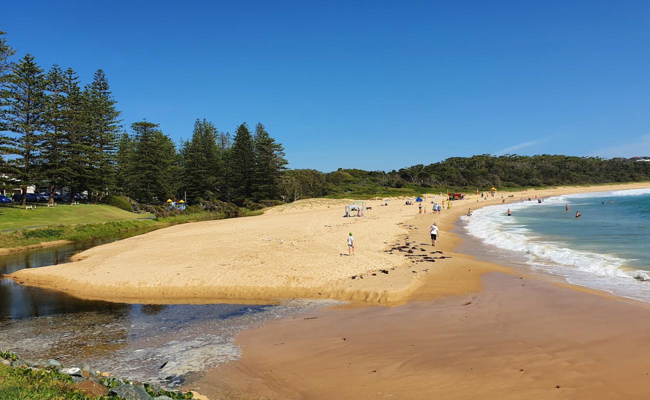 Photo de Black Head Beach avec sable beige de surface