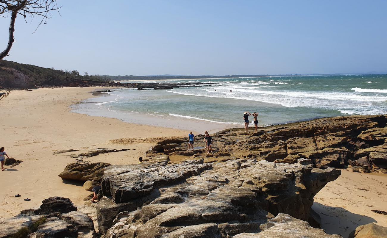 Photo de Bartletts Beach avec sable beige & pierres de surface