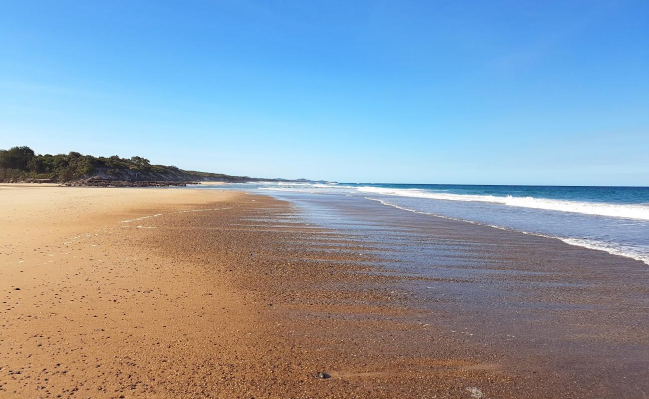 Photo de Rainbow Beach avec sable lumineux de surface