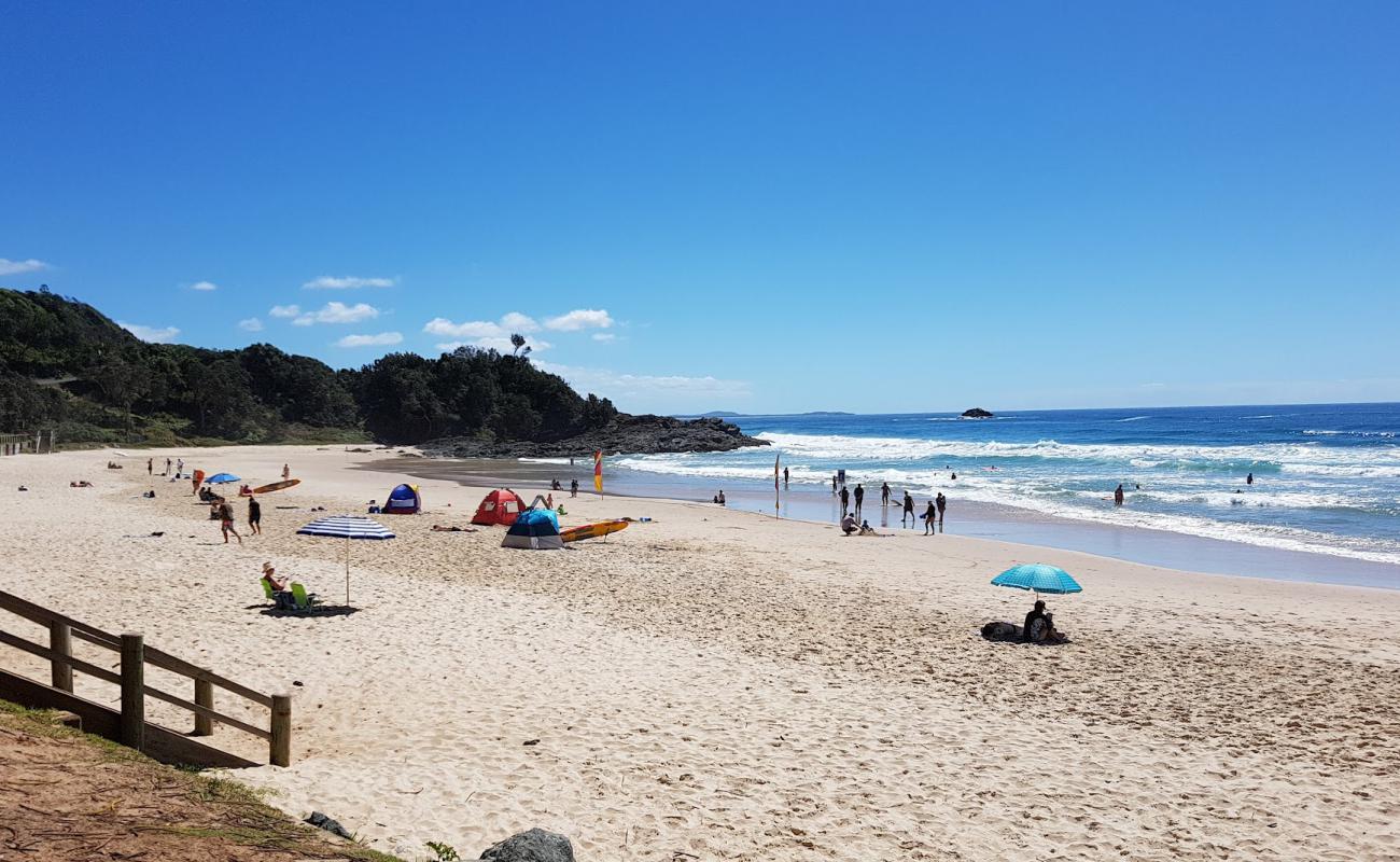 Photo de Flynns Beach avec sable beige de surface