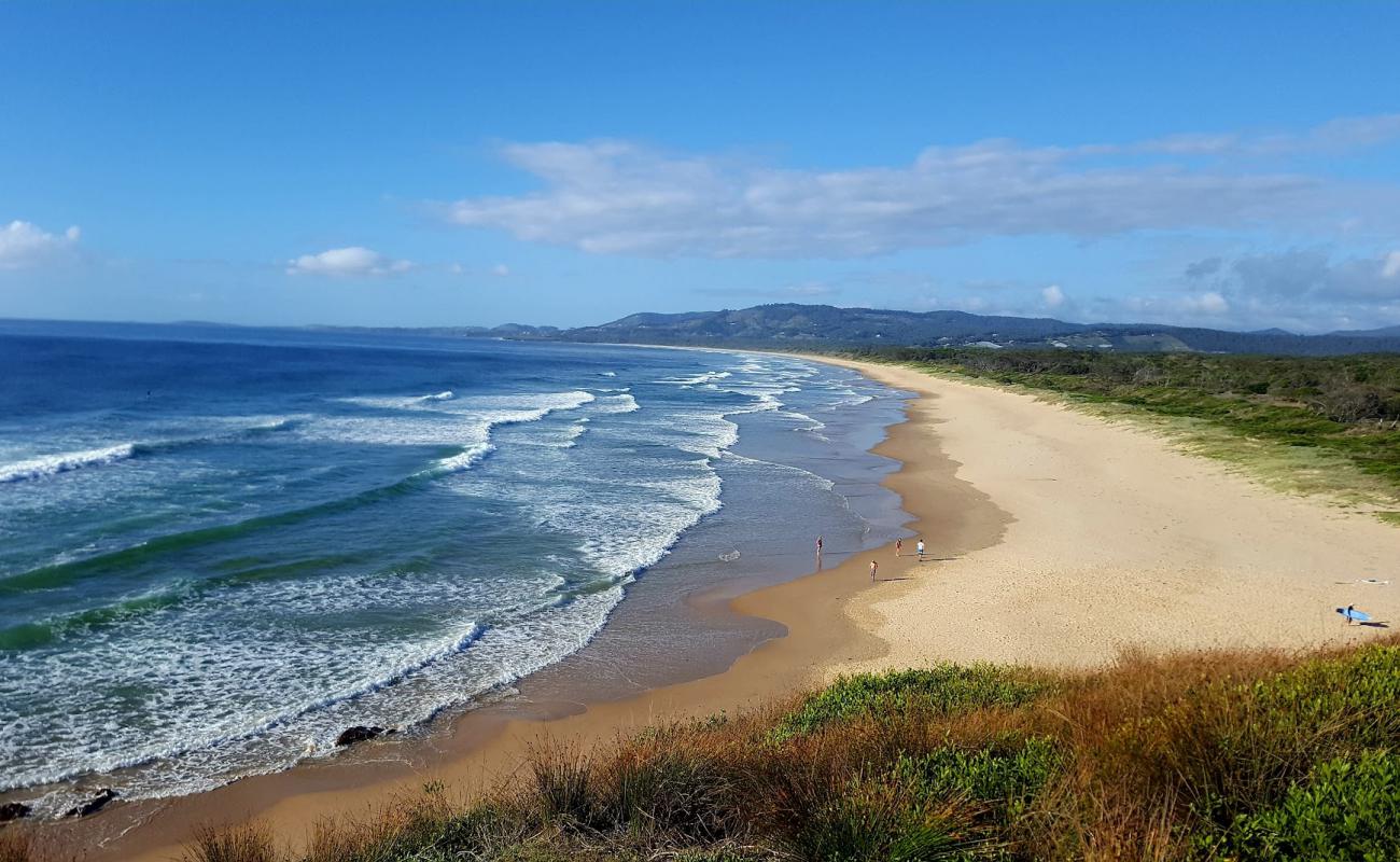 Photo de Moonee Beach avec sable beige de surface