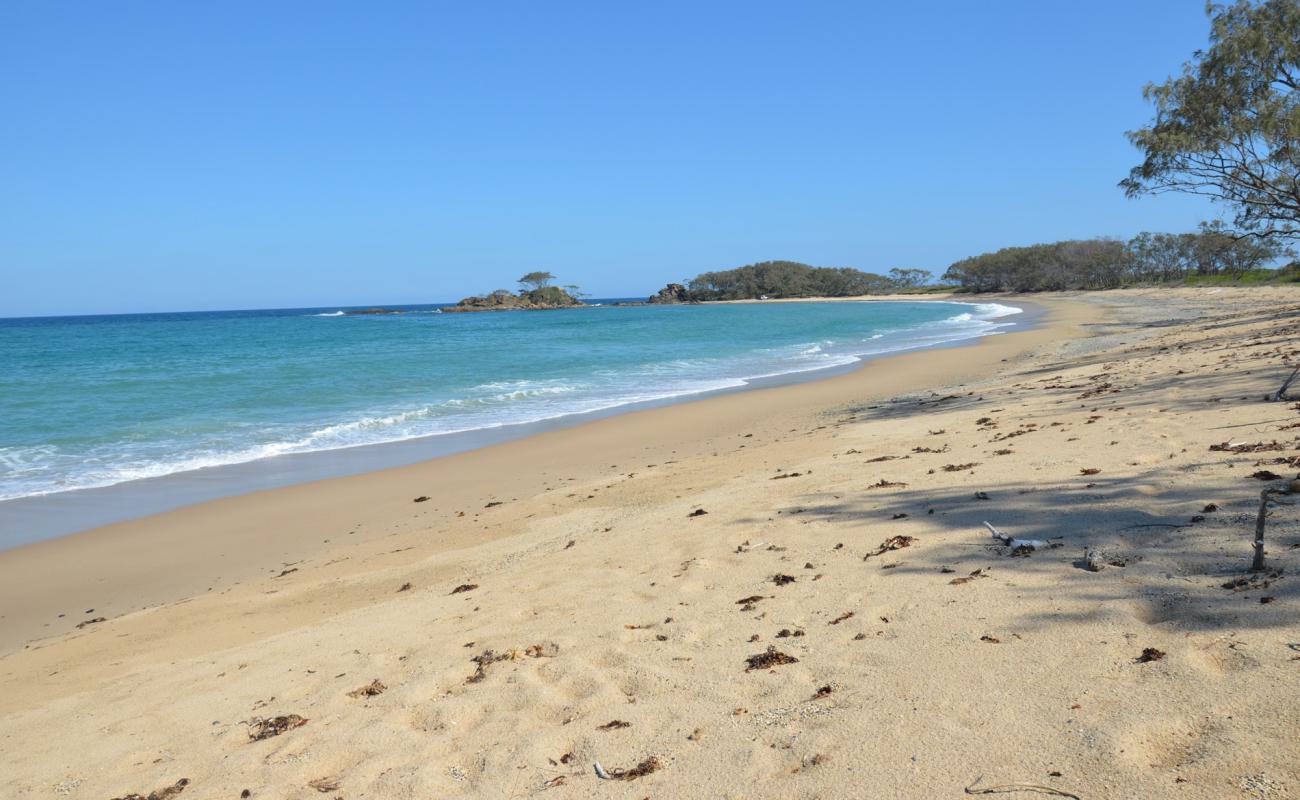 Photo de Pebbly Trail Beach avec sable lumineux de surface