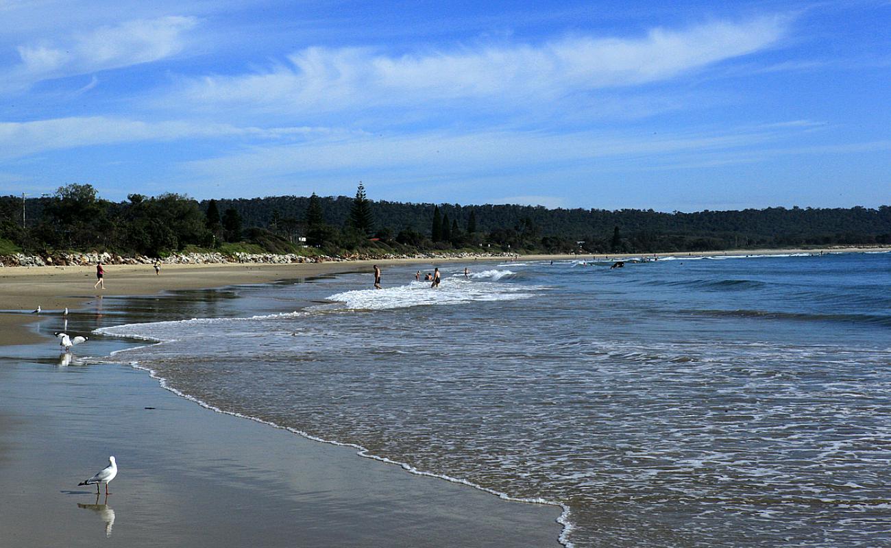 Photo de Main Beach avec sable lumineux de surface