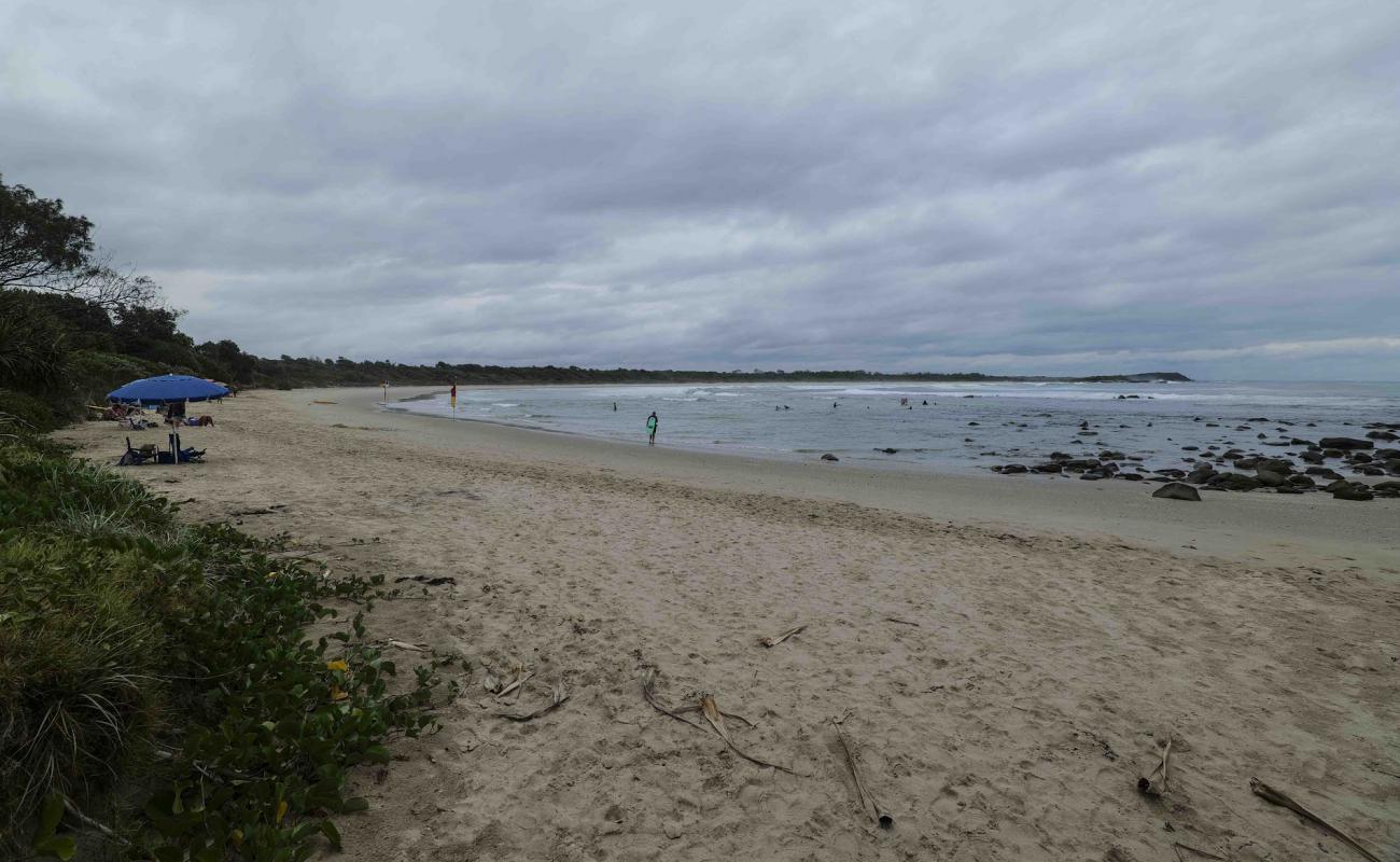 Photo de Bluff Beach avec sable lumineux de surface