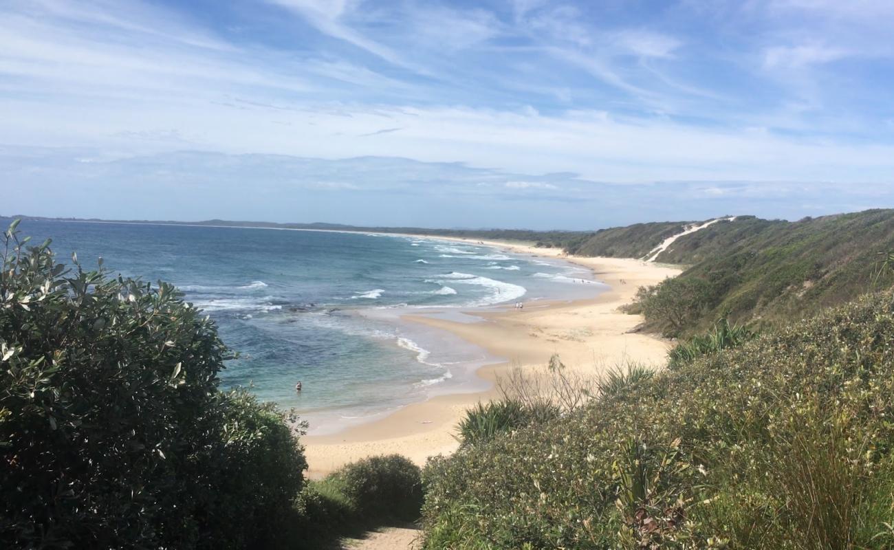 Photo de Back Beach avec sable lumineux de surface