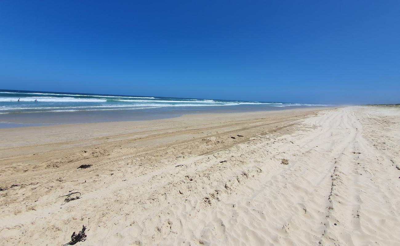 Photo de Patches Beach avec sable lumineux de surface