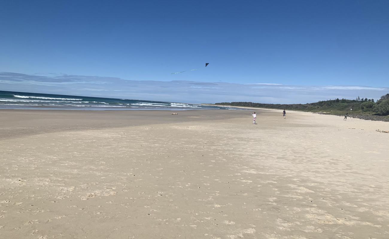 Photo de Sharpes Beach avec sable lumineux de surface