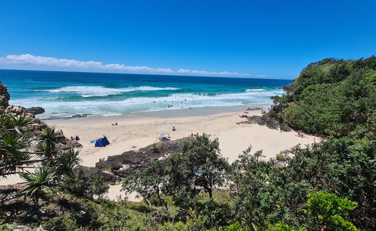 Photo de Whites Beach avec sable fin et lumineux de surface