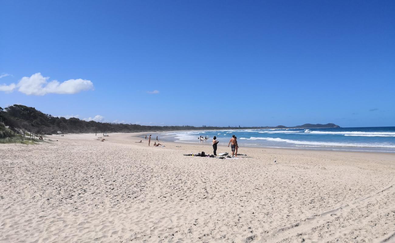 Photo de Broken Head Beach avec sable lumineux de surface