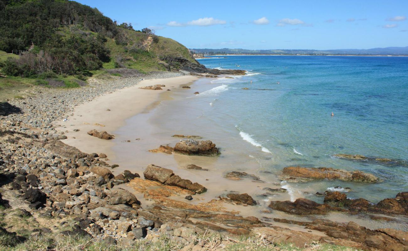 Photo de Little Wategos Beach avec sable clair avec caillou de surface