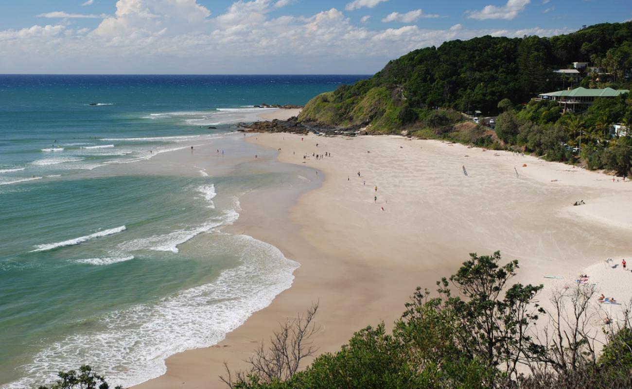 Photo de Wategos Beach avec sable lumineux de surface