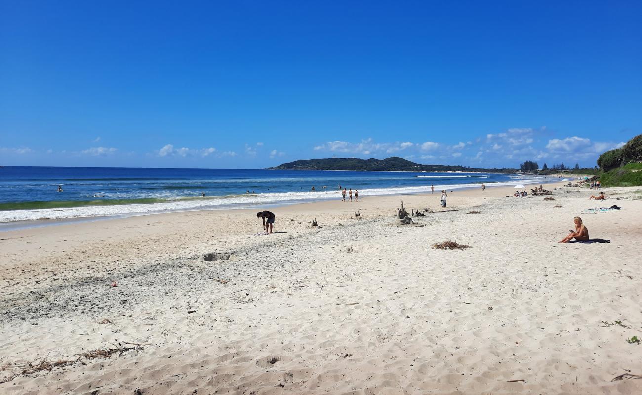 Photo de Belongil Beach avec sable lumineux de surface