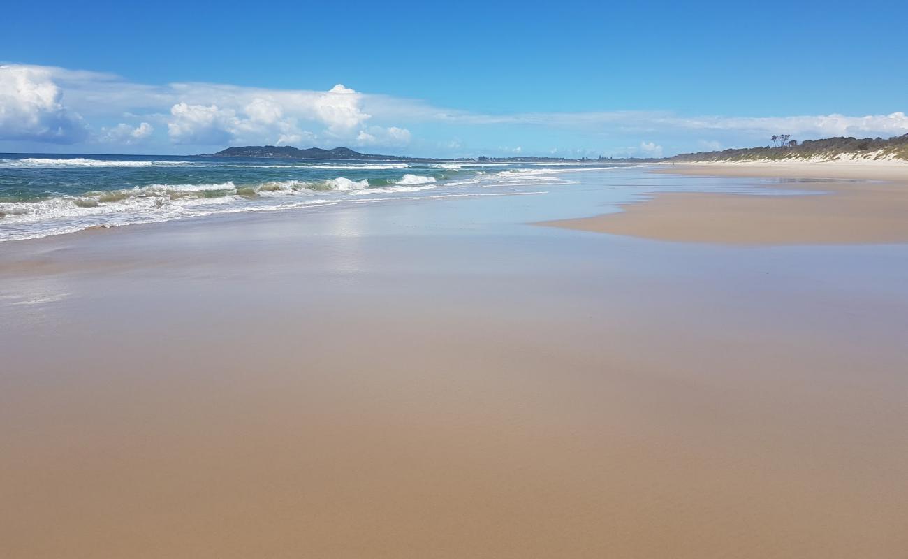 Photo de Tyagarah Beach avec sable lumineux de surface