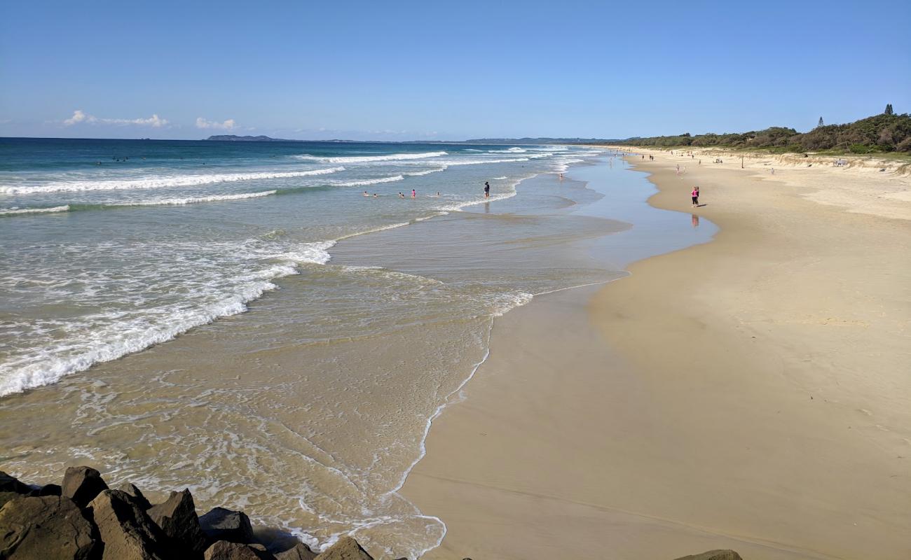 Photo de Brunswick Heads Main Beach avec sable fin et lumineux de surface