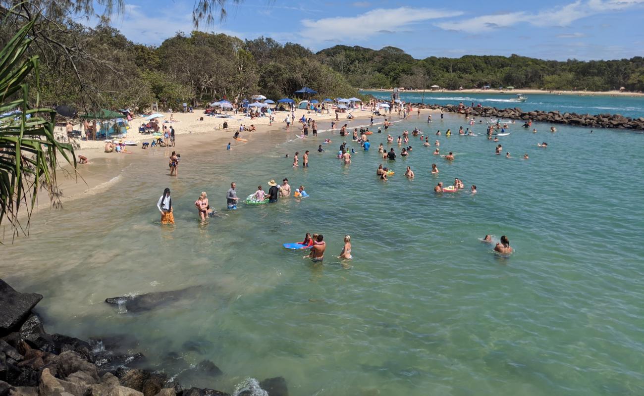 Photo de Torakina Beach avec sable beige fin de surface