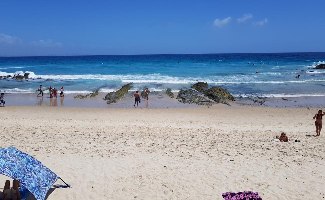 Photo de Plage de Coolangatta (plage de Greenmount) avec sable fin et lumineux de surface