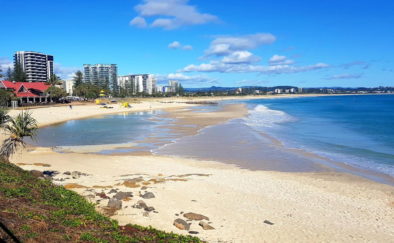 Photo de Kirra Beach avec sable fin et lumineux de surface