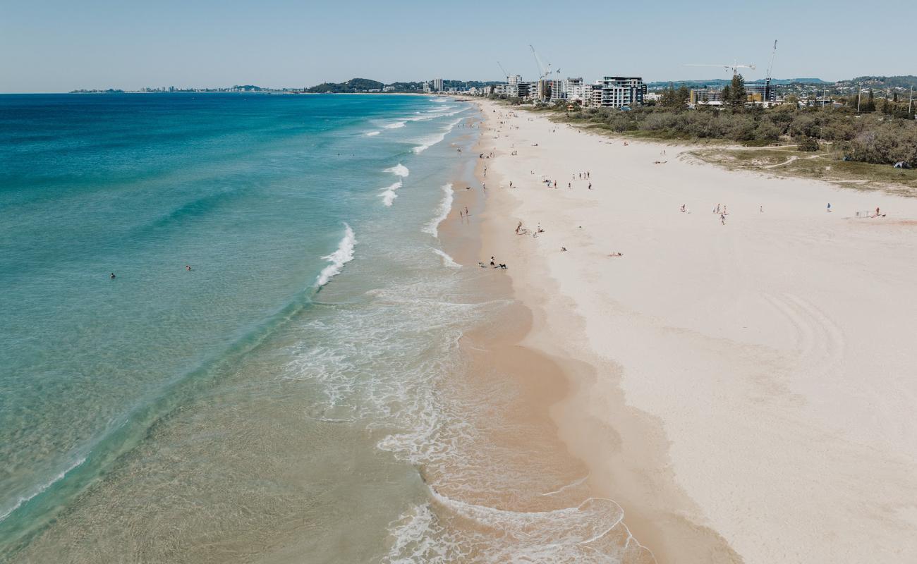 Photo de Tallebudgera Beach avec sable beige fin de surface