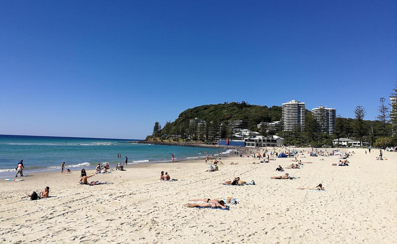 Photo de Burleigh Beach avec sable fin et lumineux de surface