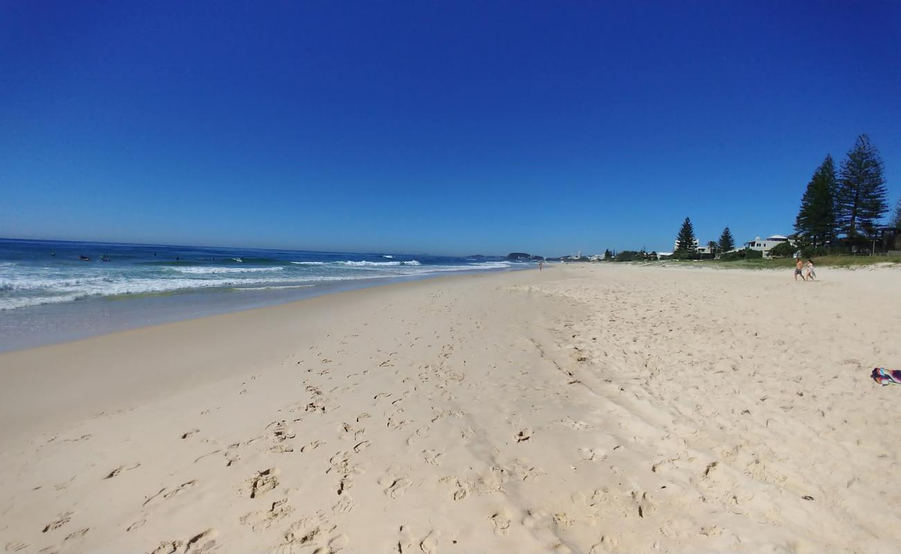 Photo de Mermaid Beach avec sable fin et lumineux de surface