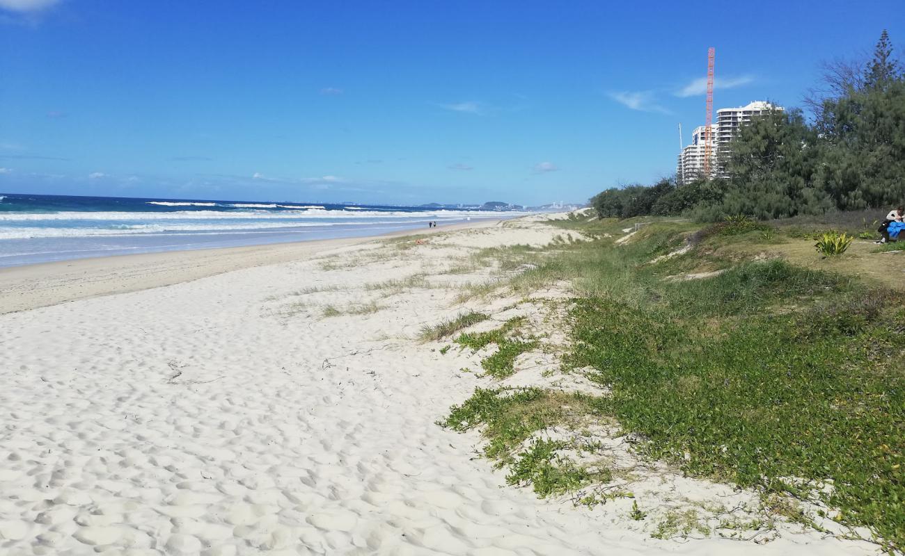 Photo de BroadBeach avec sable fin et lumineux de surface