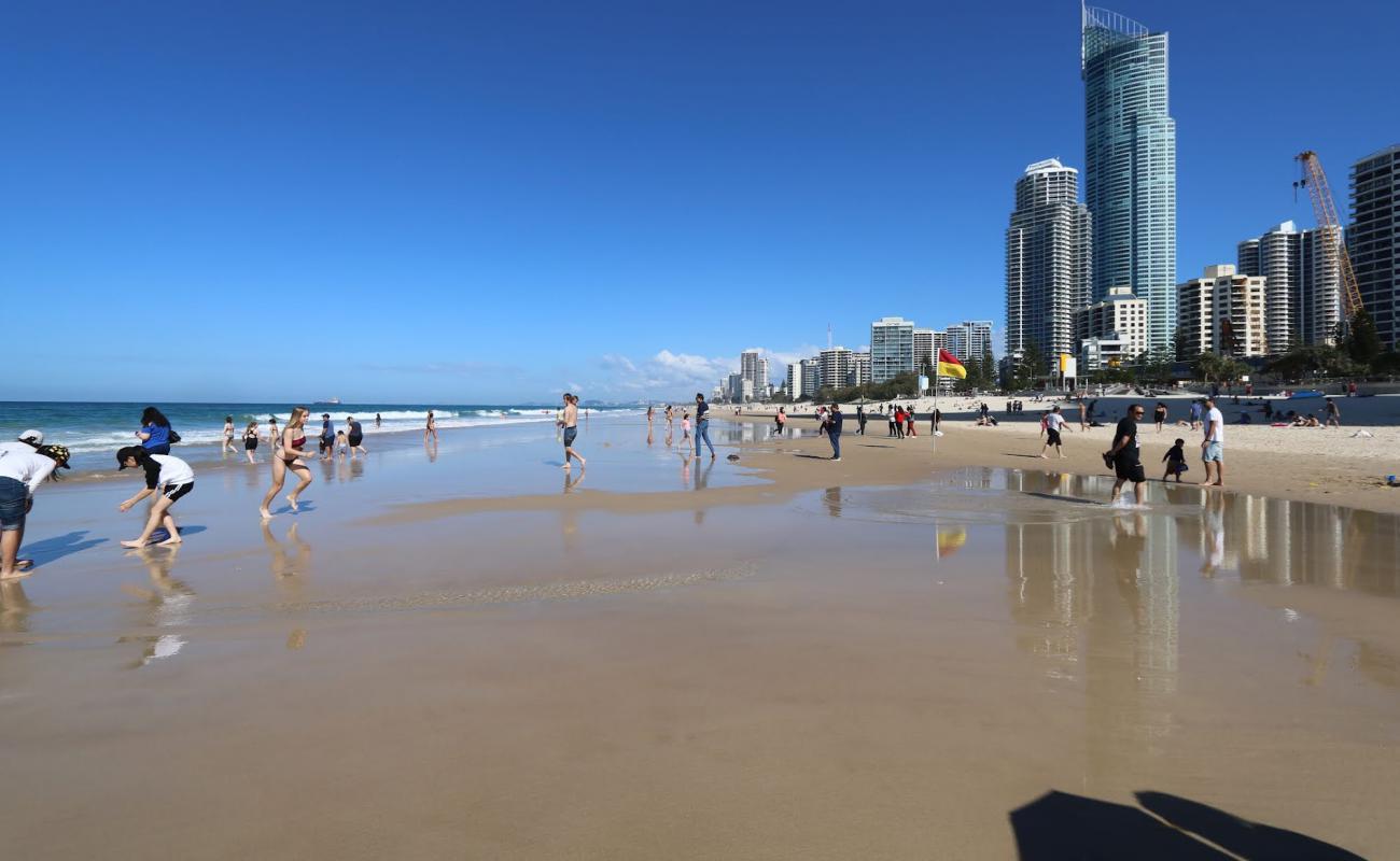 Photo de Surfers Paradise Beach avec sable fin et lumineux de surface