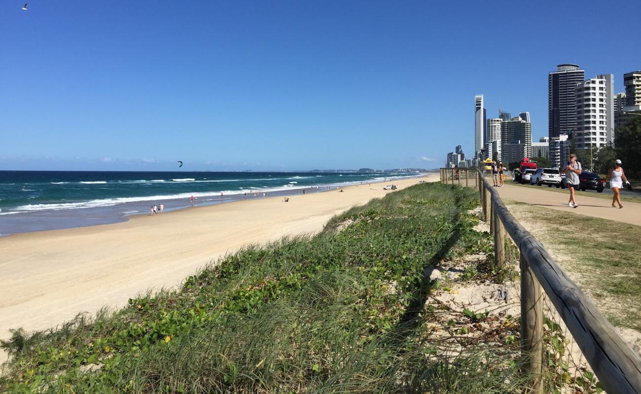Photo de Main Beach parkrun avec sable beige fin de surface