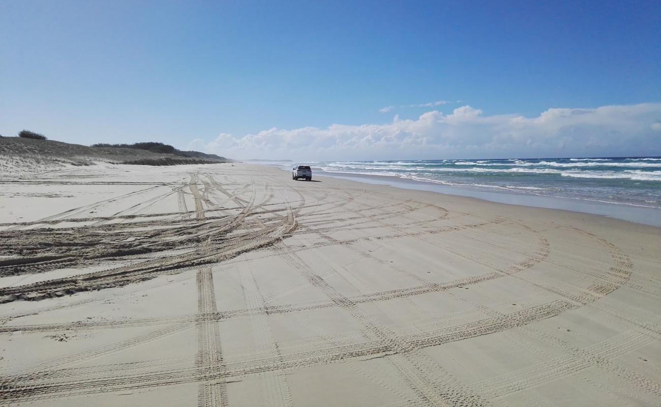 Photo de Blue Lake Beach avec sable beige fin de surface