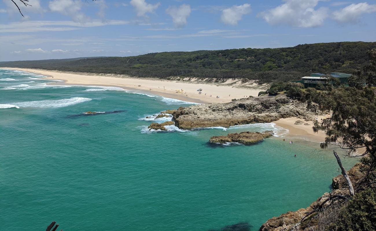 Photo de Main Beach avec sable fin et lumineux de surface