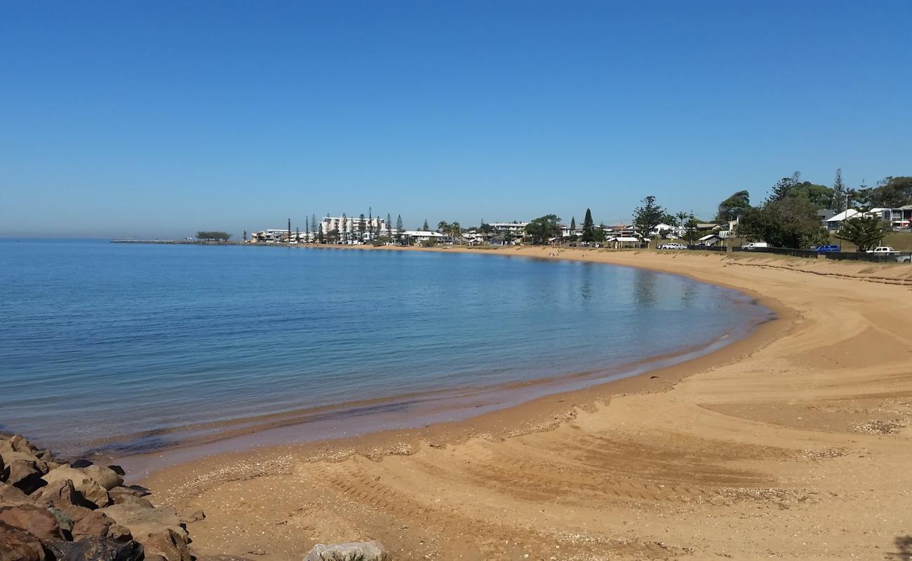 Photo de Queens Beach avec sable lumineux de surface