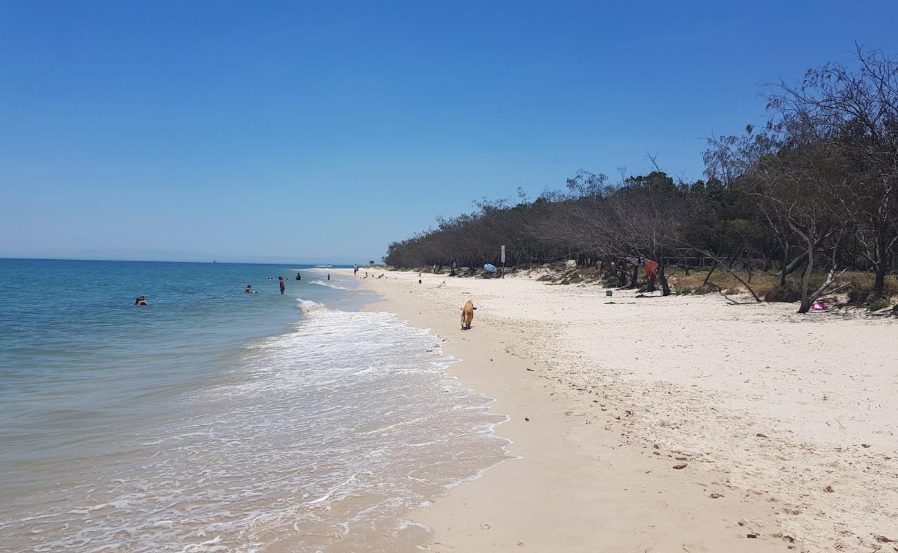Photo de Red Beach avec sable beige fin de surface