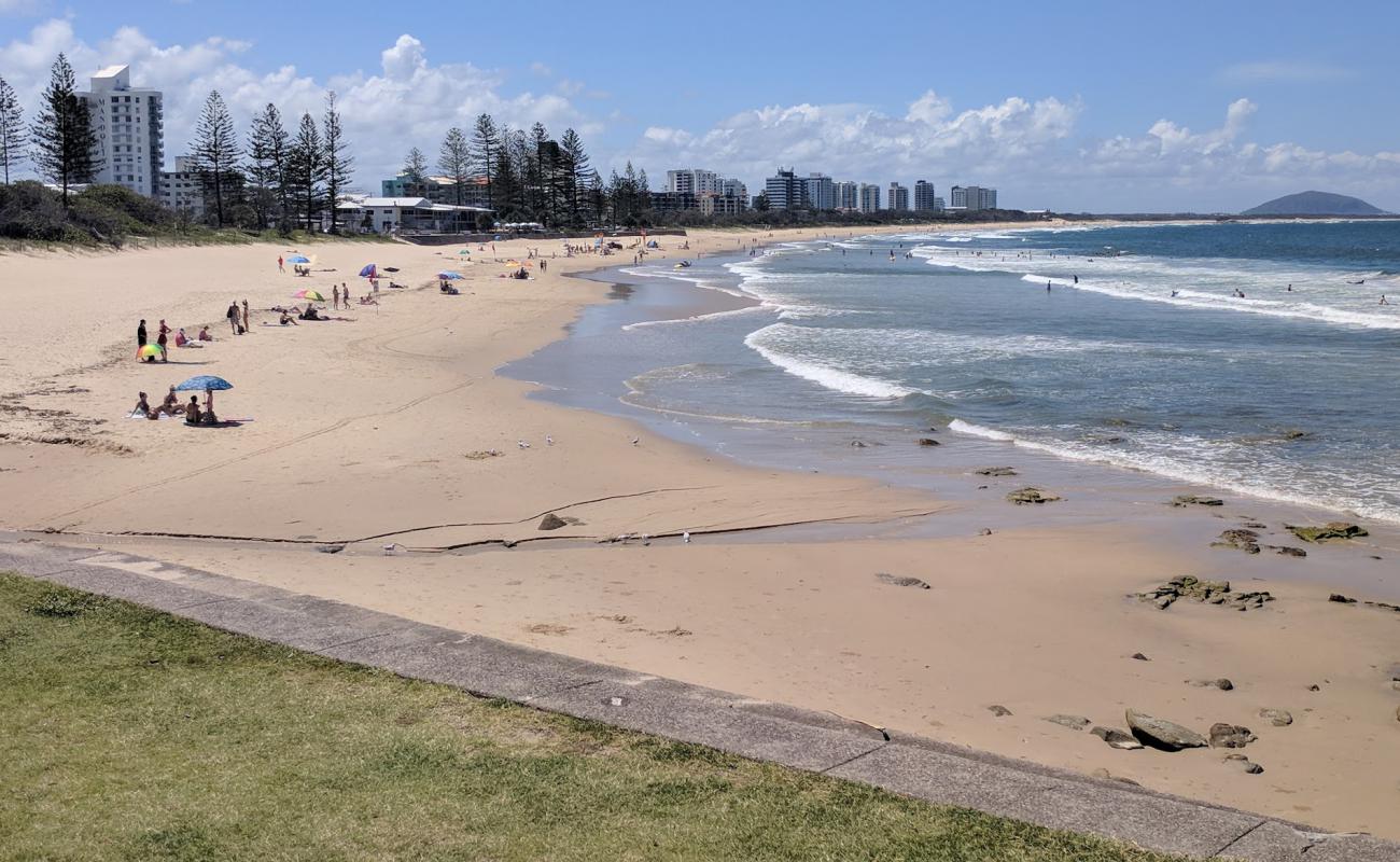 Photo de Alexandra Headland Beach avec sable lumineux de surface