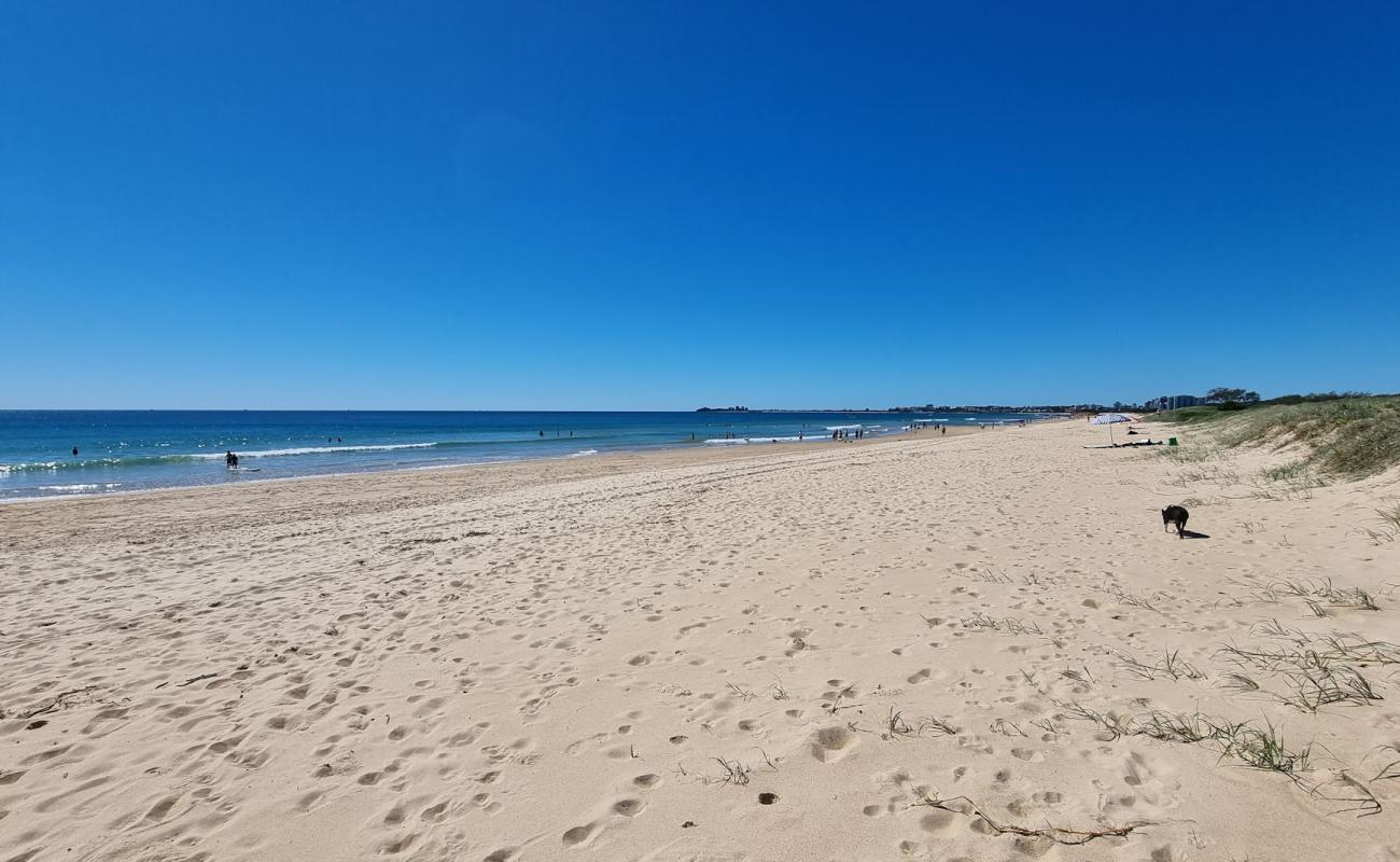 Photo de Mudjimba Beach avec sable fin et lumineux de surface