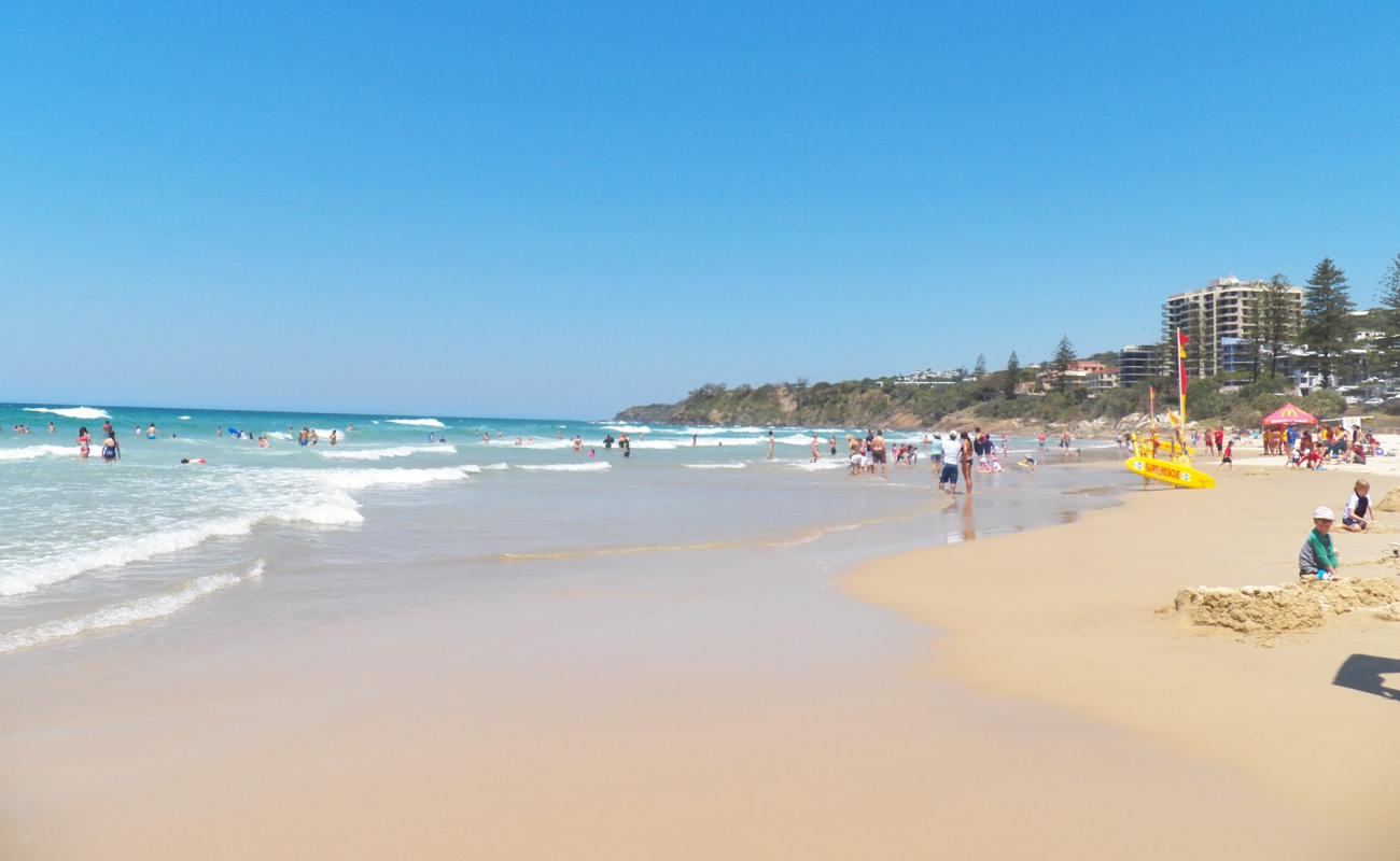 Photo de Coolum Beach avec sable fin et lumineux de surface