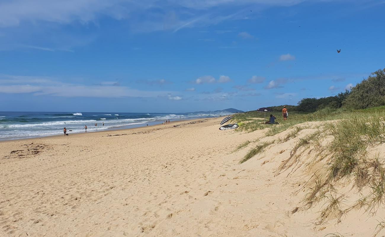 Photo de Castaways Beach avec sable fin et lumineux de surface