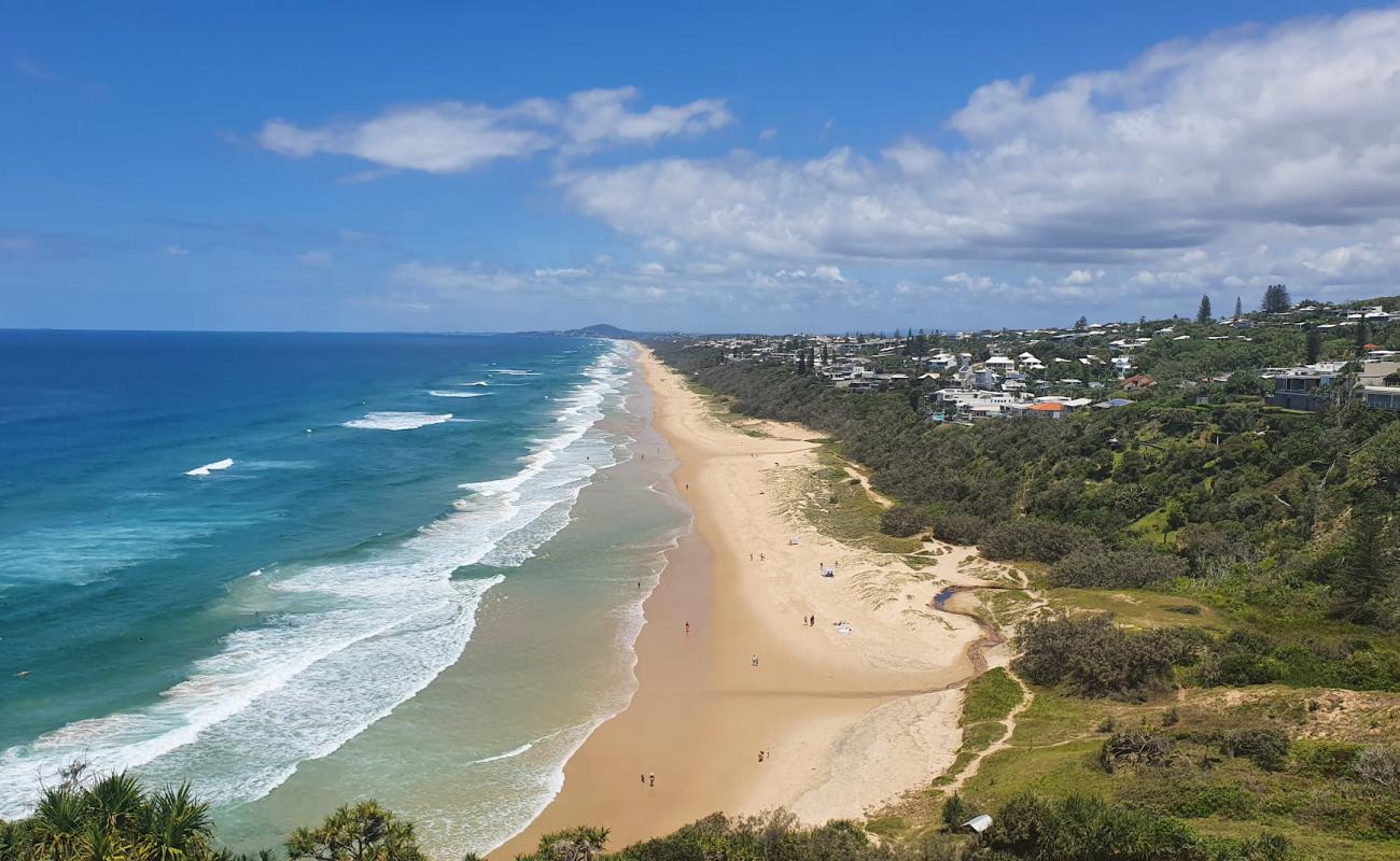 Photo de Sunshine Beach avec sable fin et lumineux de surface