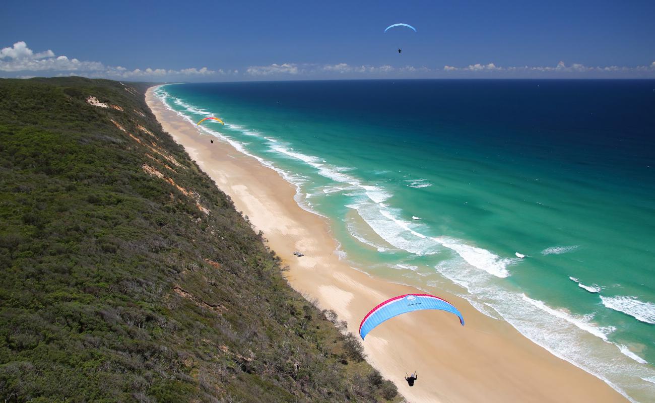 Photo de Teewah Beach avec sable fin et lumineux de surface