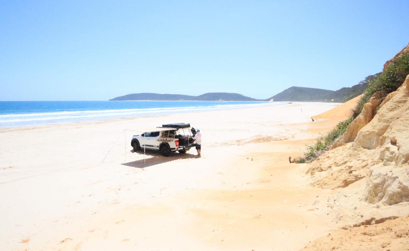 Photo de Cooloola Beach avec sable fin et lumineux de surface