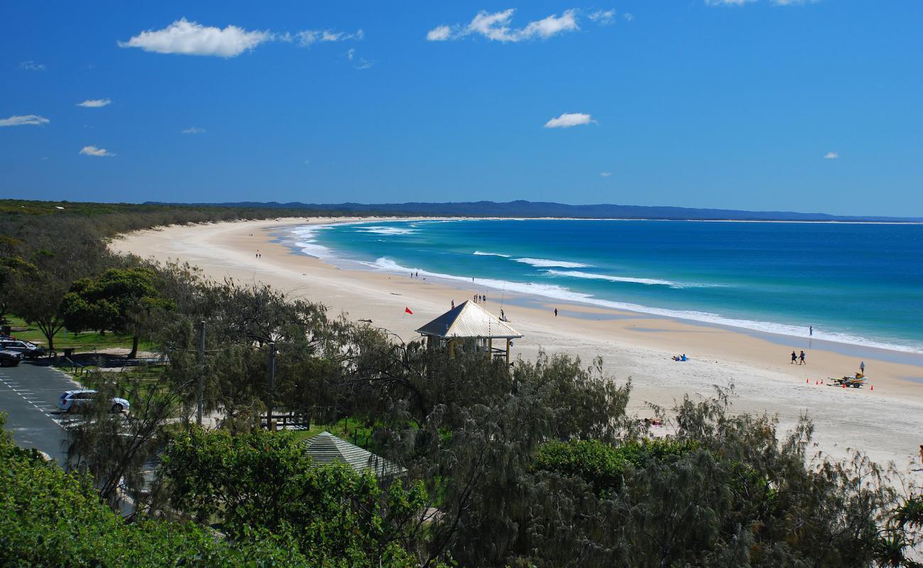 Photo de Rainbow Beach avec sable fin et lumineux de surface