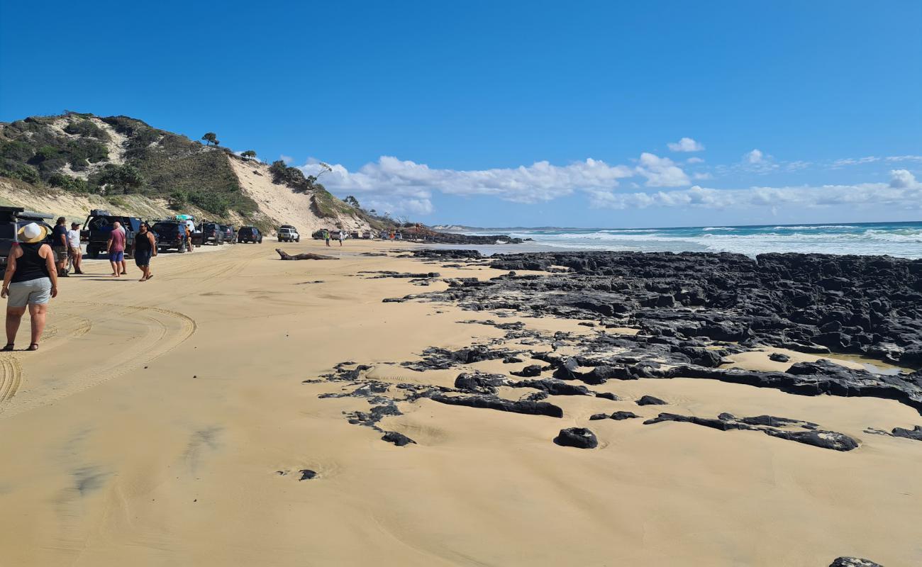 Photo de Manann Beach avec sable beige de surface