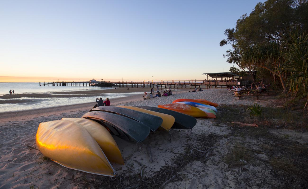 Photo de Kingfisher Bay Beach avec sable fin et lumineux de surface