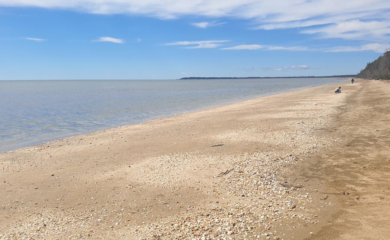 Photo de Brennan Beach avec sable clair avec caillou de surface